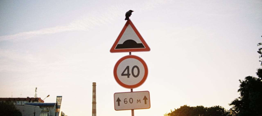 a speed marker displaying a limit of 40