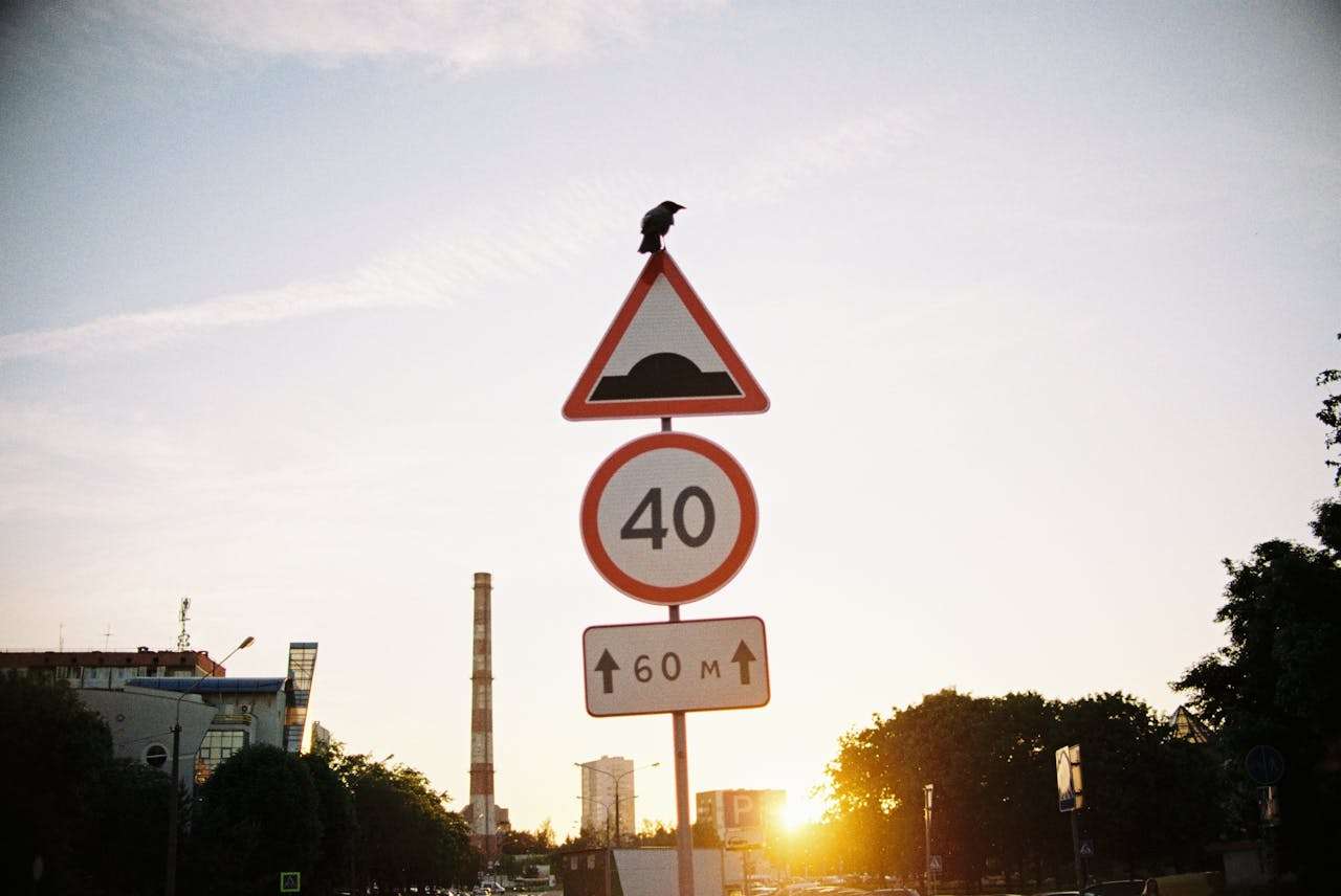 a speed marker displaying a limit of 40